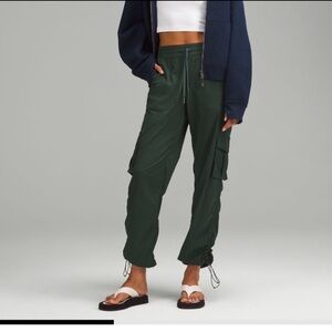 Dance Studio Relaxed-Fit Mid-Rise Cargo Pant in Legacy Green
